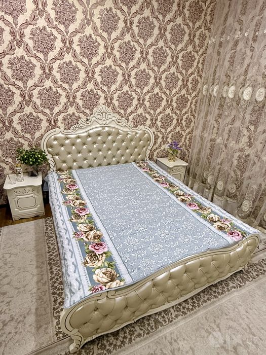 Продаётся красивый и вместительный спальный гарнитур.
