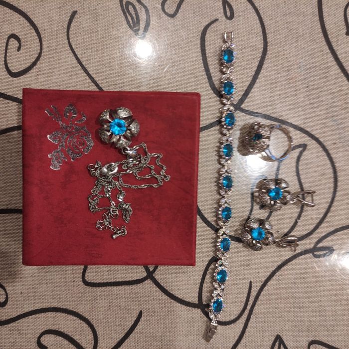 Чисто нов комплект бижута