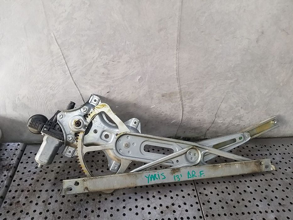 Macara motoras dreapta fata toyota yaris 3 p13 857100d100 av2621002331