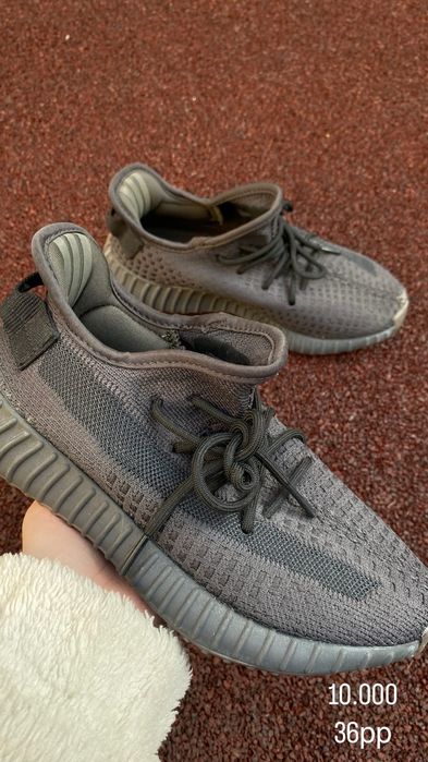 Кроссовки по 10.000 тг