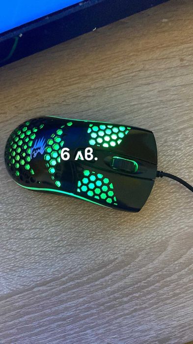 Продавам една клавиатура  три  мишки и три игри за пс4 и  тарамбука