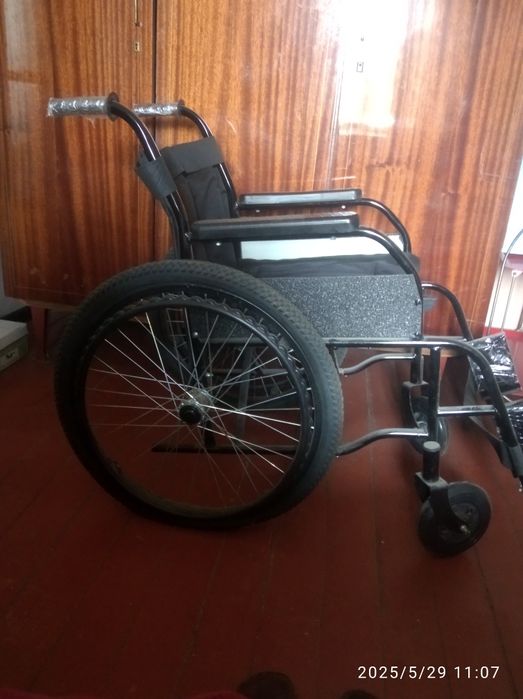 Коляска новая,ход лёгкий,седушка мягкая