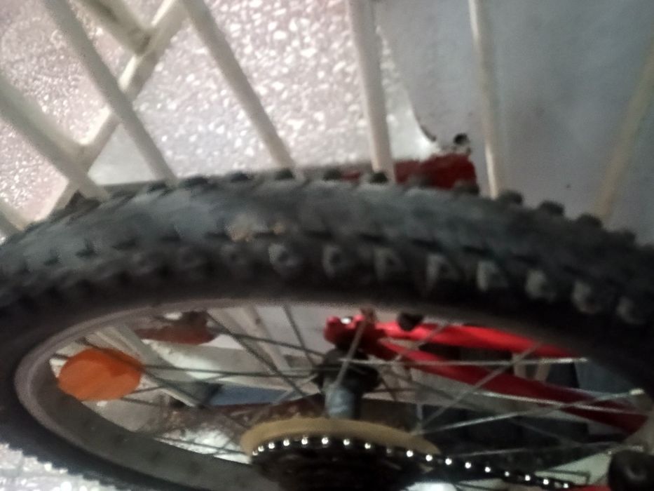Bicicleta roșie de concurs