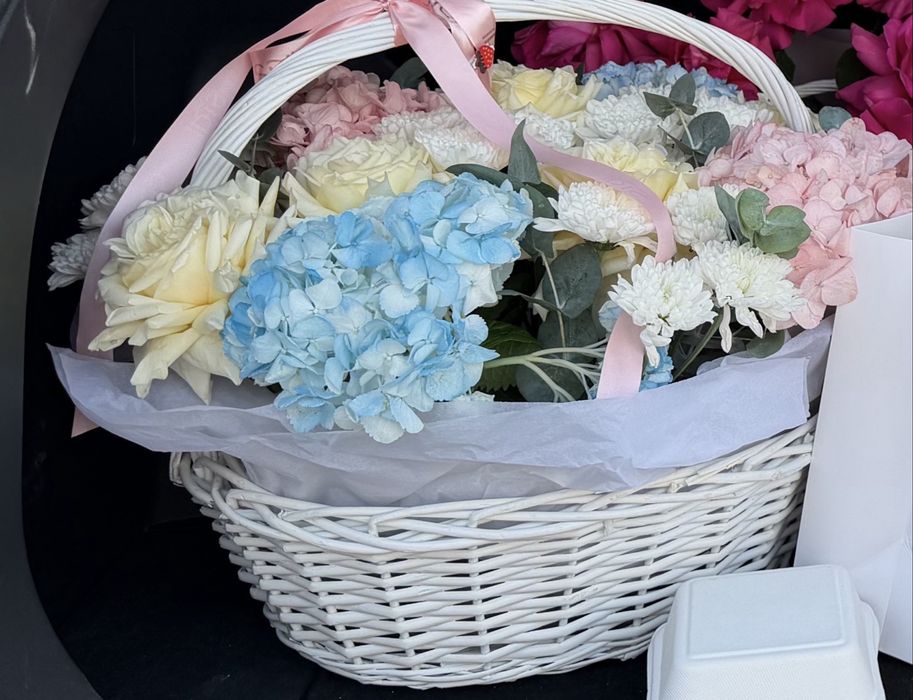 Цветы в большрй корзине. Саежие собирали сегодя . Поеупала за 35000