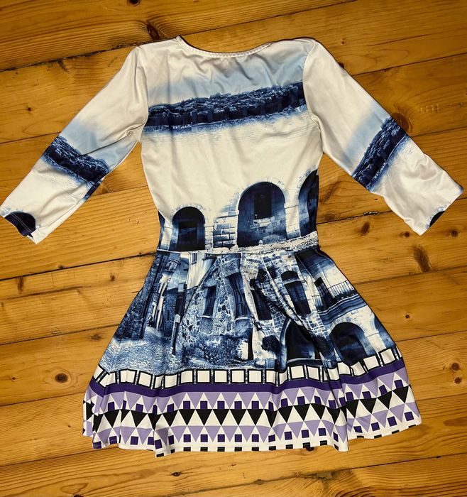 Дамска рокля със синьо-бели мотиви