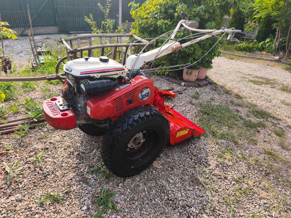 Kubota 850 motocultor tractoras cu freză și plug