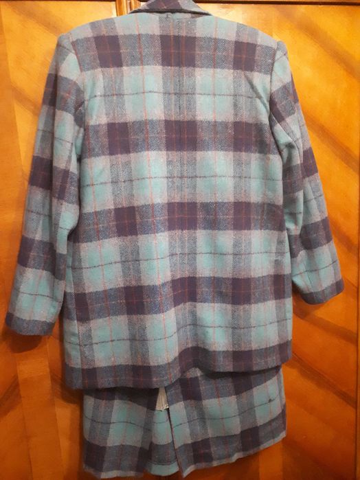 Costum  din stofă de lână fină cardata  ,în  carouri,  pentru  damă