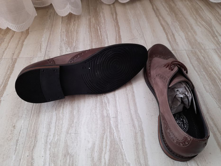 Pantofi noi din piele