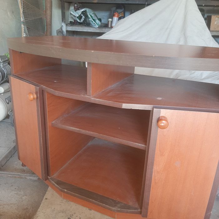 Продам тумбочку под телевизор.