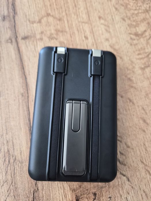Магнитна външна батерия Power Bank 10000mAh P602W c вградени кабели и стойка (15W /

22.5W)