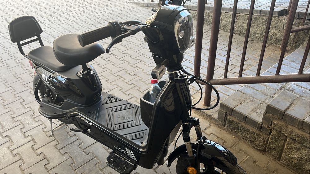 Срочна продам электроскутер мопед