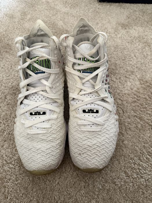 Обувки Lebron 17