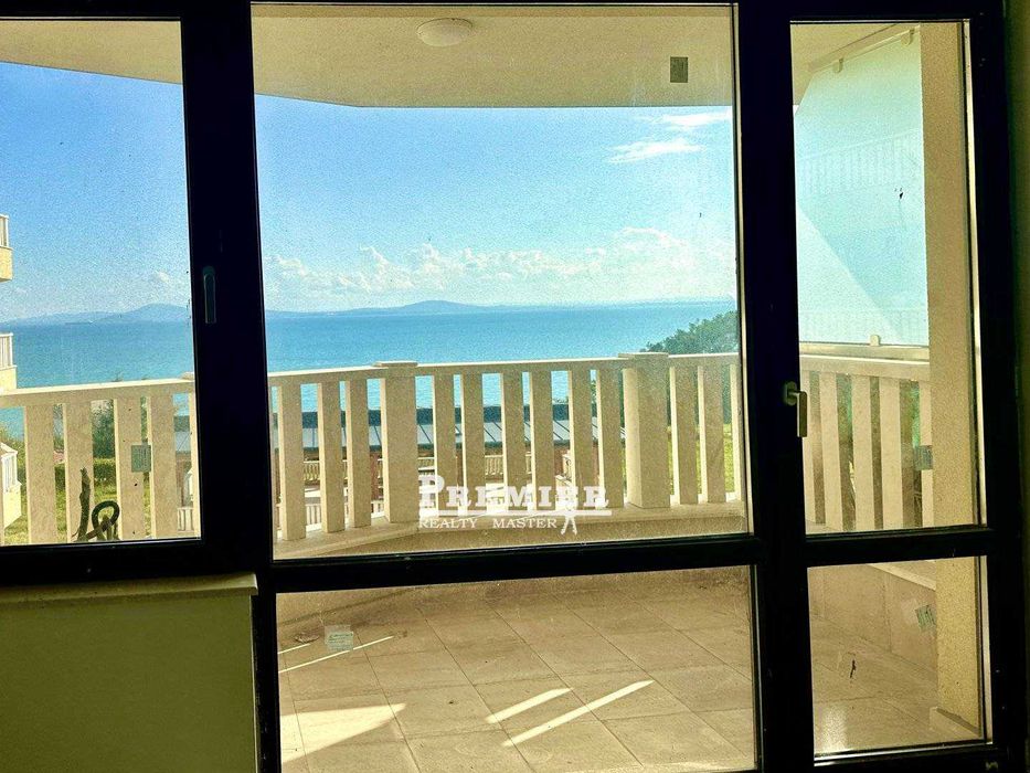 Просторен двустаен в затворен комплекс в Сарафово.