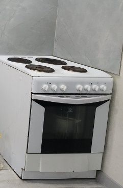 Продам печь  "Indesit"