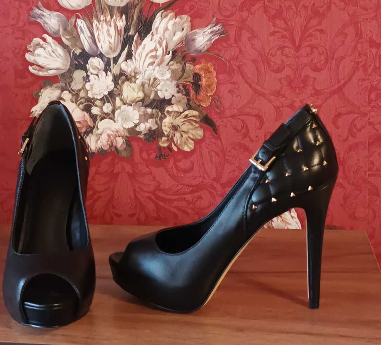 Оригинални обувки Guess