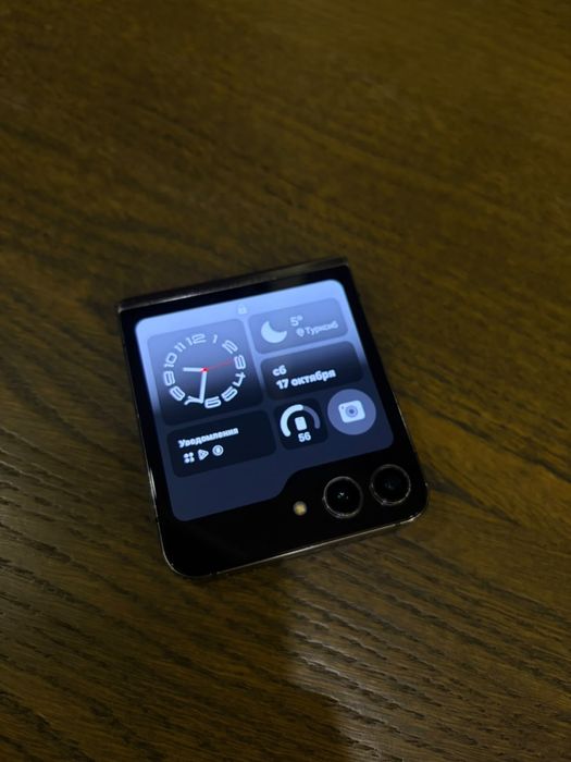 Samsung Flip 5.