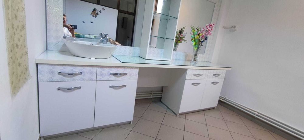 Dulap produse cu spatiu de depozitare