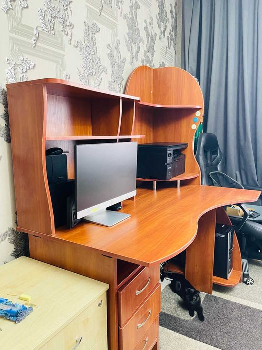 Компьютерный стол в хорошем состоянии