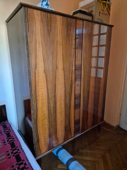 Vitrina lemn masiv - mobilier vintage colectionari