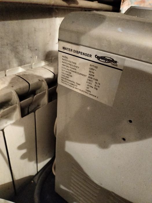 Диспенсер для воды, имеется 2 тары