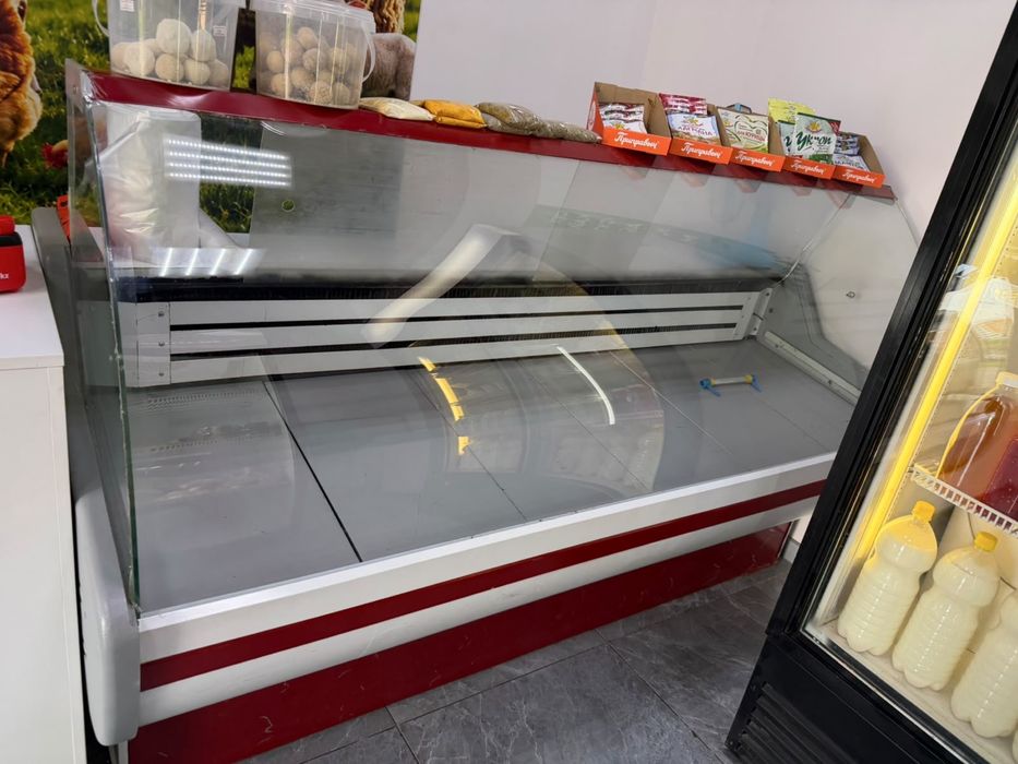 Срочно продам витринный холодильник