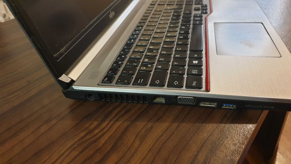 Fujitsu Lifebook E753 на части