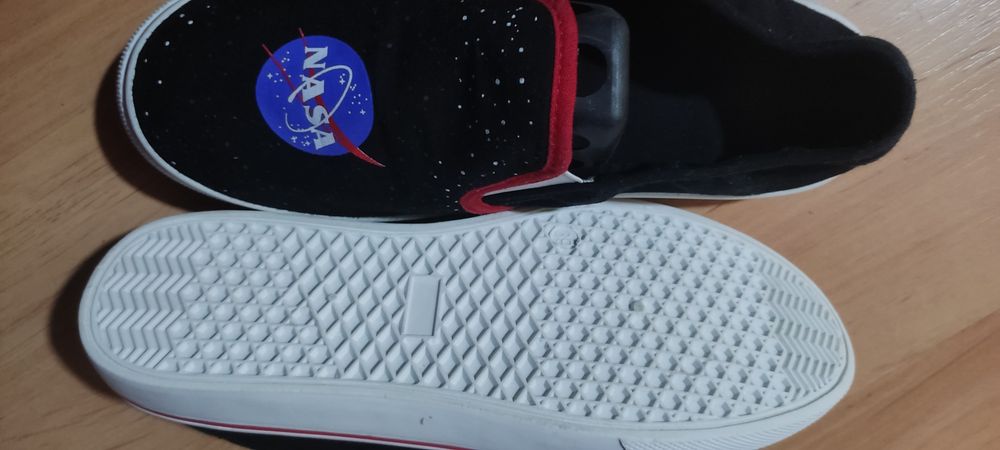 Teniși cu inscripția NASA