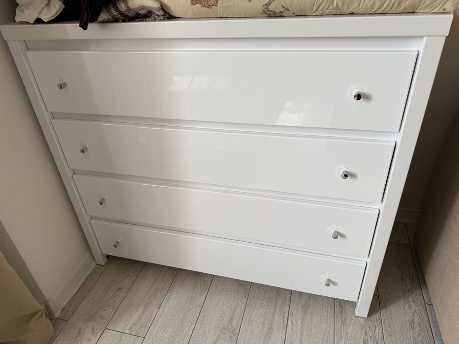 Срочно продается шкаф с комодом