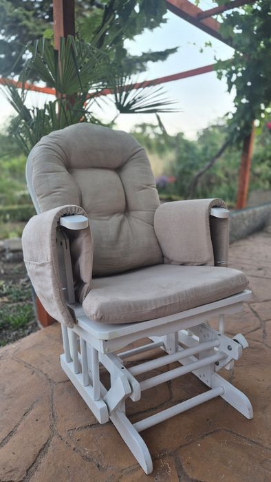 Стол за кърмене.