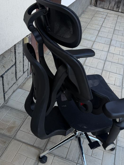 Scaun ergonomic de birou, model modern și confortabil, ideal pentru home office, birou sau lucru îndelungat.