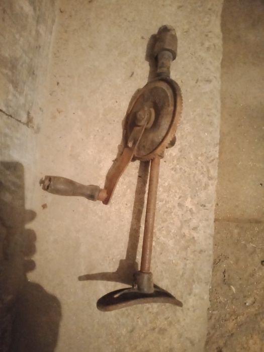 Ручная дрель советского производства.