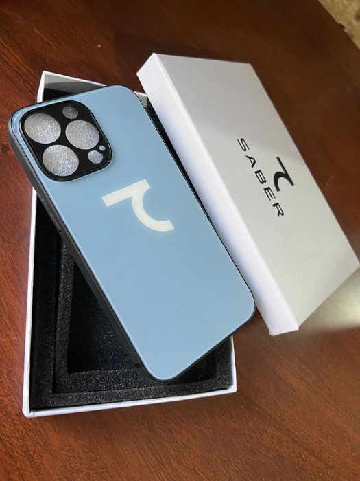I phone 13 pro korpusi Saber logotibli, moviy rangda