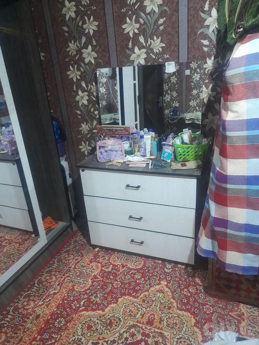 Спальни гарнитур продаётся мебель.