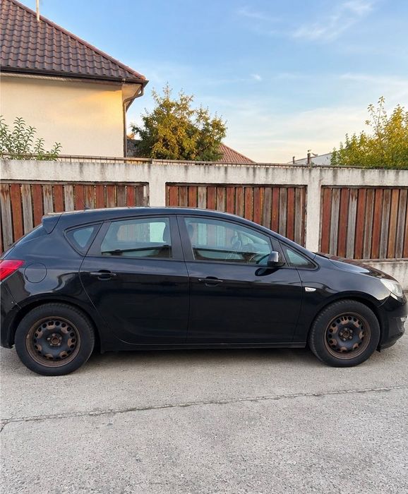 Vând Opel astra J 2011