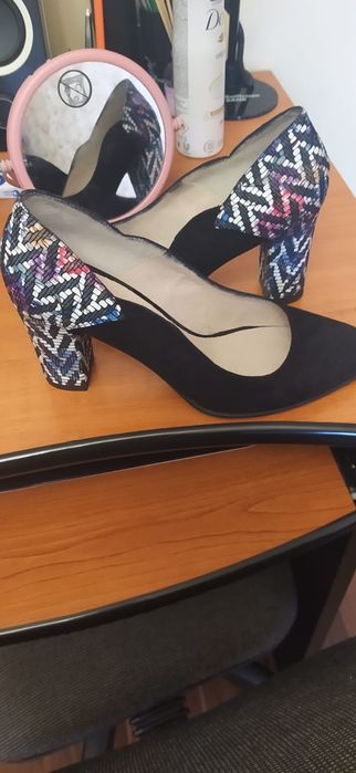 Pantofi piele intoarsa si toc mozaic, masura 35, pret 50 ron
