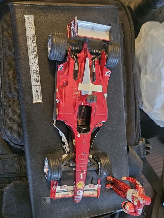 Macheta Hot Wheels F1 Michael Schumacher Seven time wolrd champion 1:18