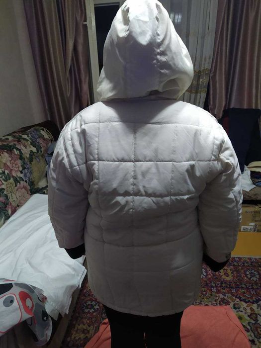 Куртка кожаная  женская черная на заклепках удлиненная рукав реглан