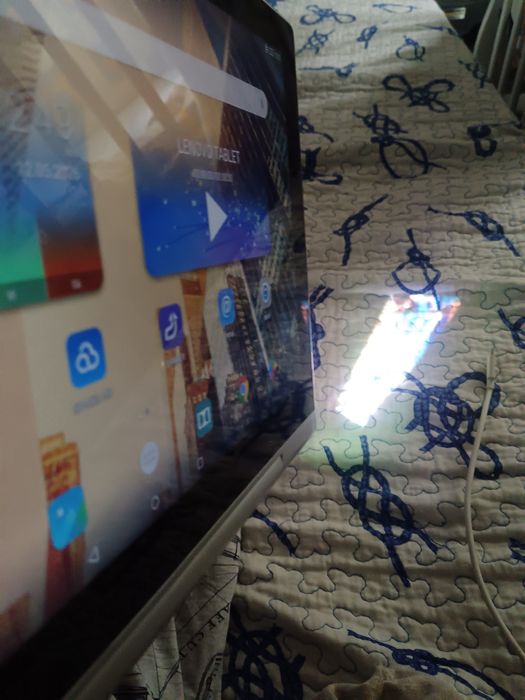 Tabletă Lenovo cu proiector