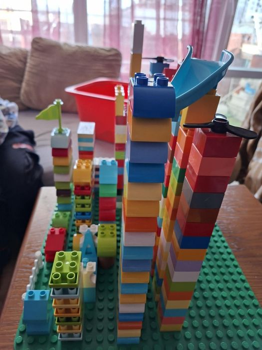 Голям комплект LEGO DUPLO – тухлички, коли, фигурки и животни