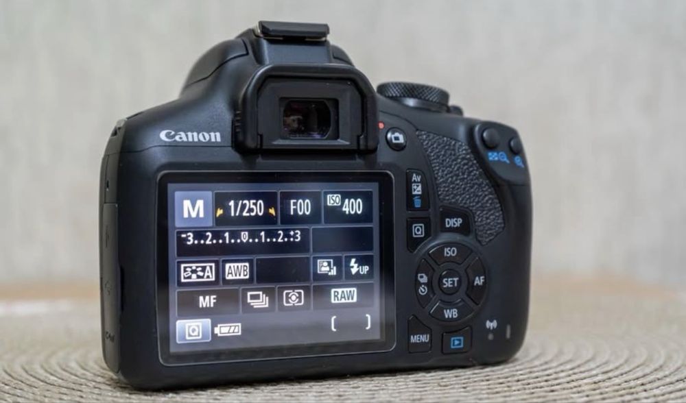 6600 кадъра + подарък чанта DSLR фотоапарат CANON EOS 2000D