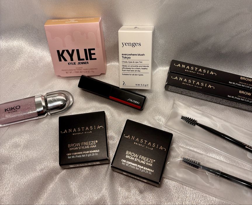 Нова козметика. Кутия с висококачествена козметика.