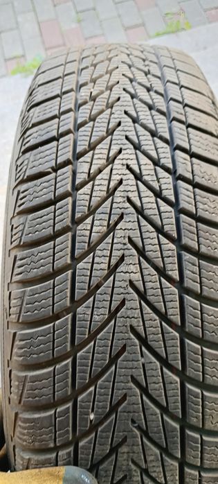 Vând 2 cauciucuri de iarna Goodyear ultragrip 195/65/R15 dot 2024  pe jante Ford
Uzură extrem de mică!
Anvelopele sunt montate pe jante de tablă.