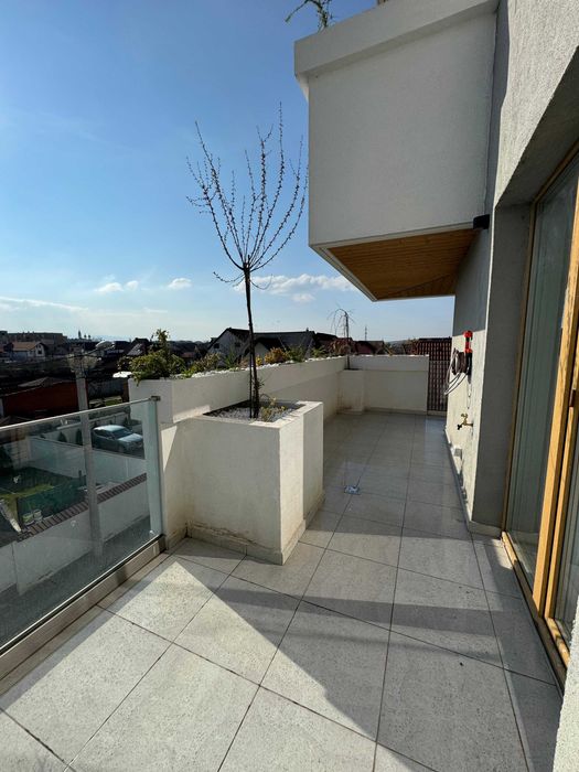 De închiriat – Apartament modern 3 camere, cu piscină și parcare