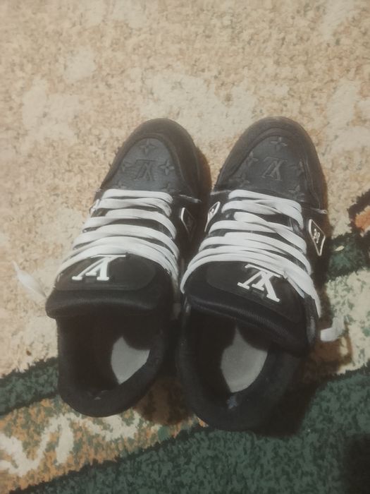 LV trainers black