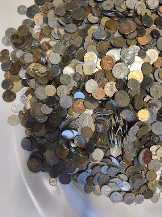 Vând 42 kg de monede din 50 tari. Preț 2050 lei