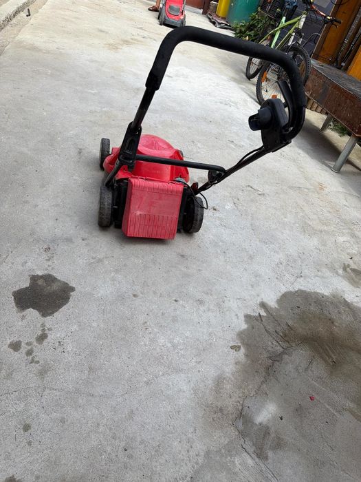 Mașină de tuns iarbă electrică în stare bună