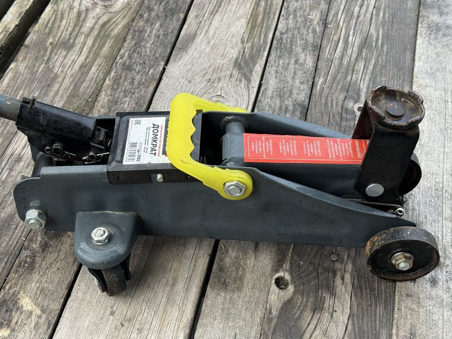 Подкатной домкрат. Автомобильный.