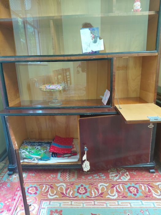 Biblioteca retro în stare bună cu dulap inferior si vitrina cu rafturi
