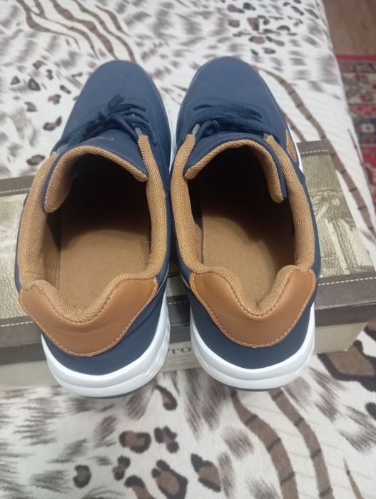 Продам кроссовки