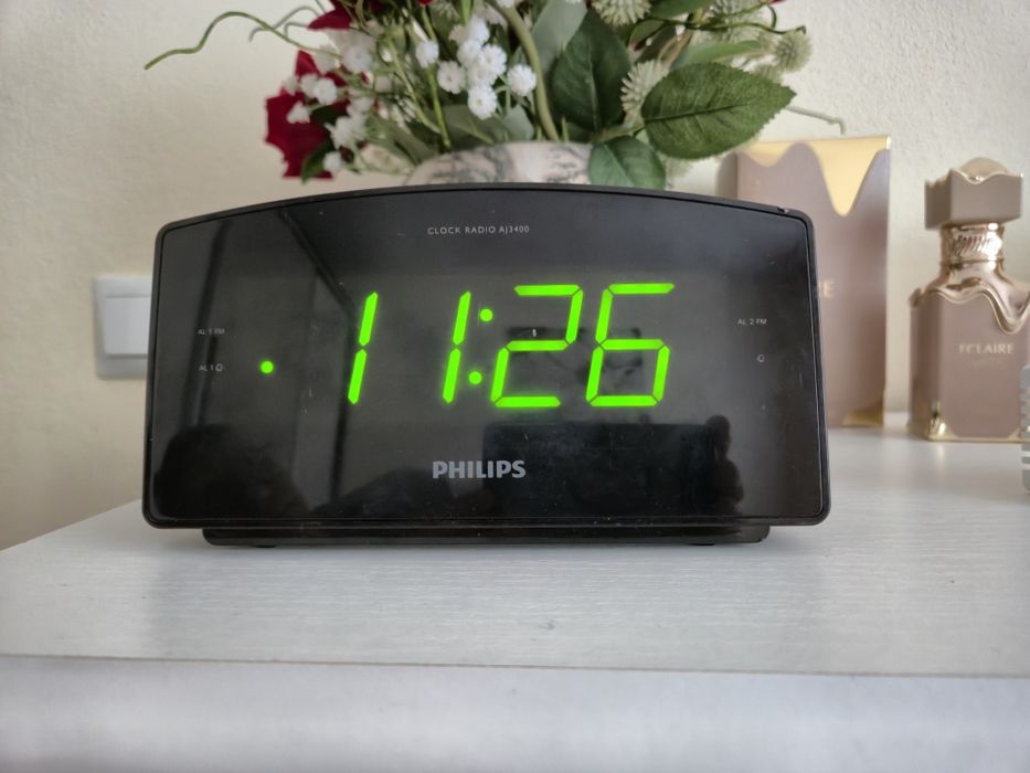 Ceas de birou Philips, cu radio si alarme, pe baterii si adaptor priză